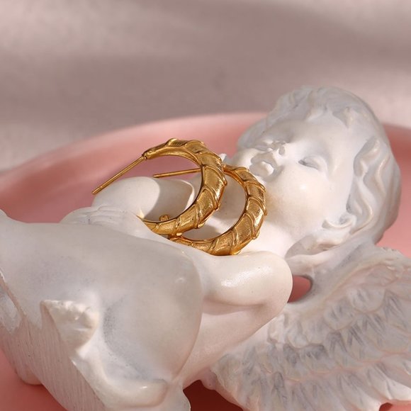 Chic‎ C Shape Hoop Earrings 18K Gold Plated Stainless Steel - Picture 7 of 9